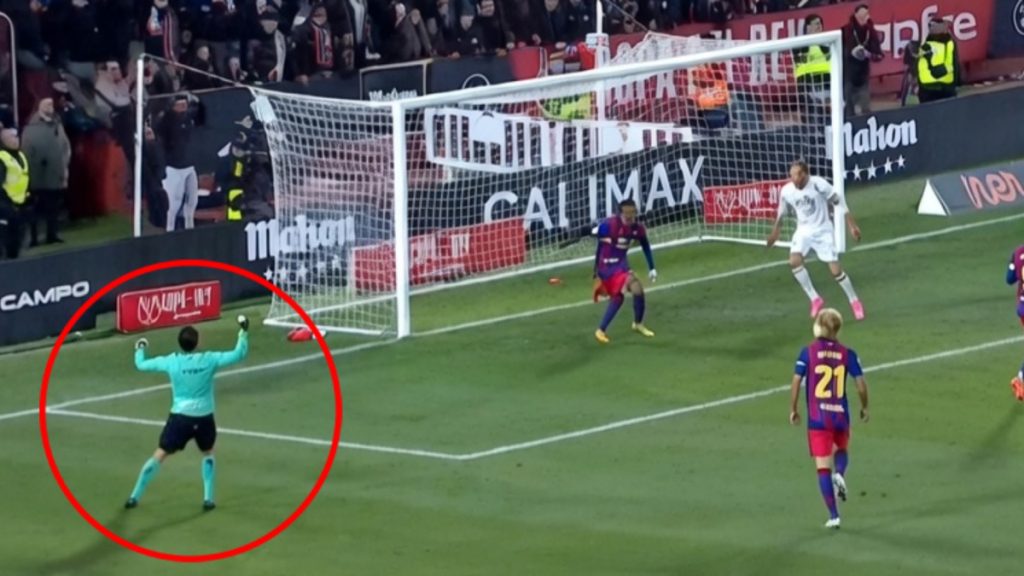 La reacción de Munuera Montero en la ocasión de Albacete: lenguaje corporal que molesta a los culés