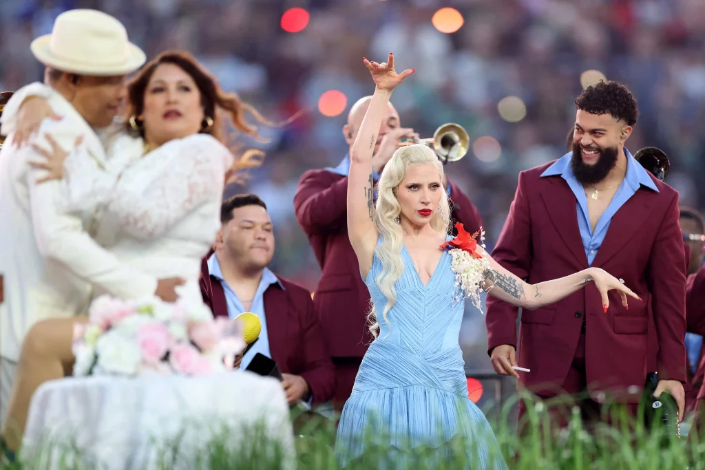 Lady Gaga se deslumbró en el Super Bowl con vestido y apoyo latino