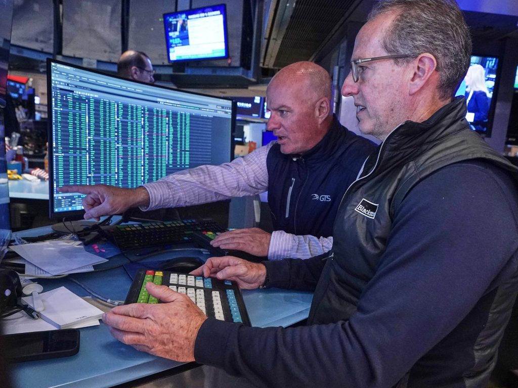 Las acciones arrancan febrero en rojo, pero el riesgo país vuelve a caer a 491 puntos Las acciones arrancan febrero en rojo, pero el riesgo país vuelve a caer a 491 puntos