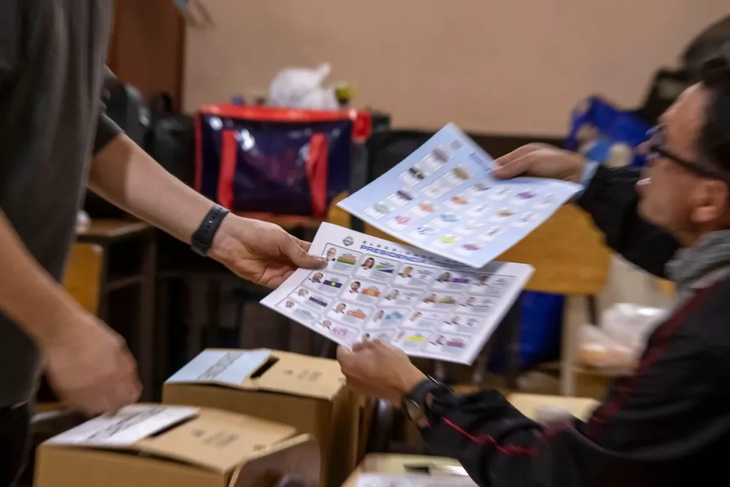 Las elecciones en Costa Rica avanzan con "absoluta normalidad y sin incidentes relevantes"