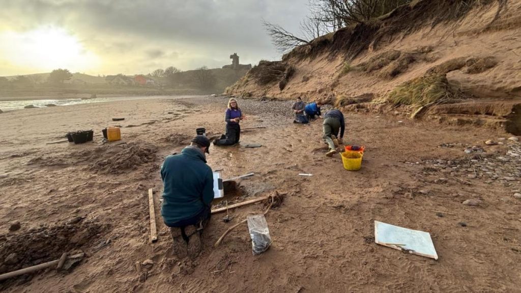 Los arqueólogos lucharon contra el tiempo para salvar huellas de hace 2.000 años en una playa escocesa antes de ser destruidas por el temporal.