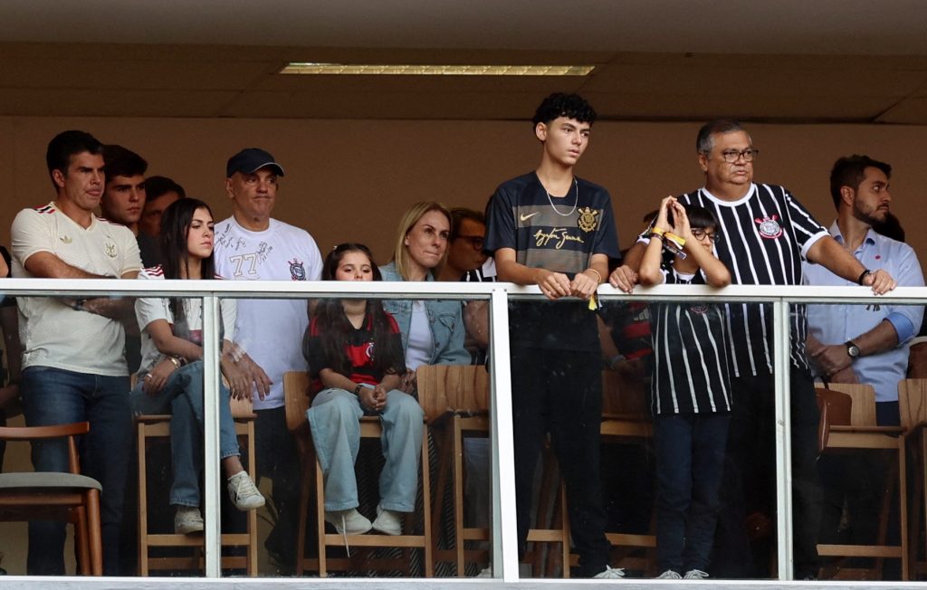Los ministros Alexandre de Moraes y Flávio Dino asisten a un juego entre Flamengo y Corinthians en Brasilia