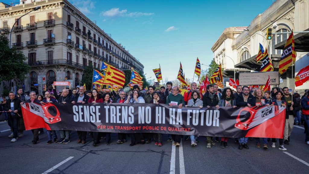 Los usuarios de Rodalies exhiben su hartazgo en Barcelona y exigen un “cambio radical” de gestión Los usuarios de Rodalies exhiben su hartazgo en Barcelona y exigen un “cambio radical” de gestión