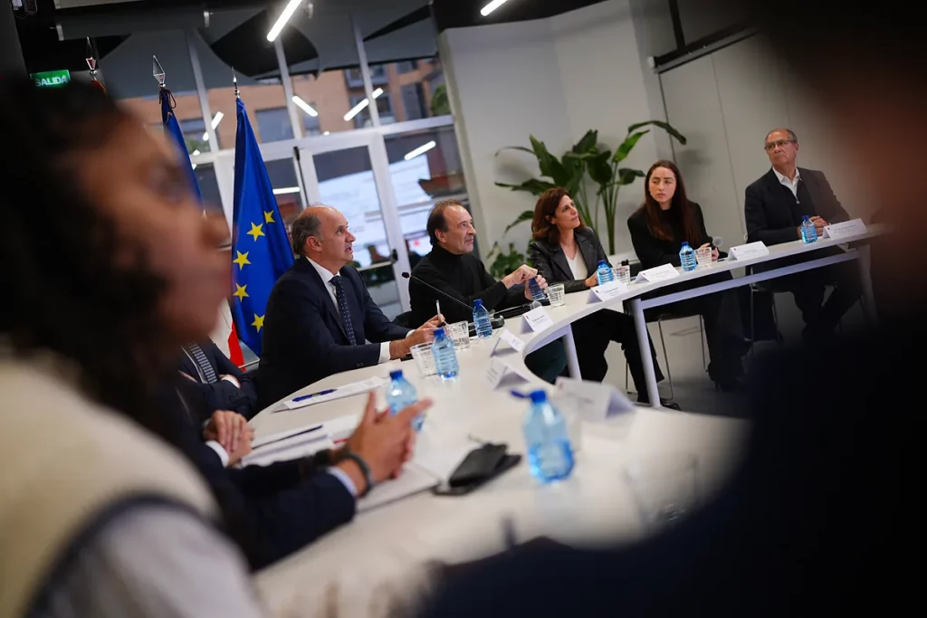 Madrid engrasa la ley que introduce la IA en los servicios públicos: trámites "en menos de cinco minutos"ningún empleo en riesgo y un Comité de Ética para blindarla