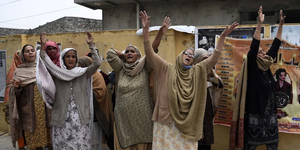 Más de 30 muertos y 130 heridos en un intento de suicidio contra la mezquita chiita en Pakistán Más de 30 muertos y 130 heridos en un intento de suicidio contra la mezquita chiita en Pakistán