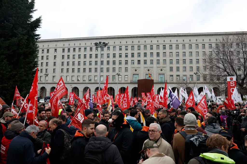 Masiva protesta de trabajadores de Renfe y Adif ante el Ministerio de Transportes de Óscar Puente: "Hace falta más inversión"