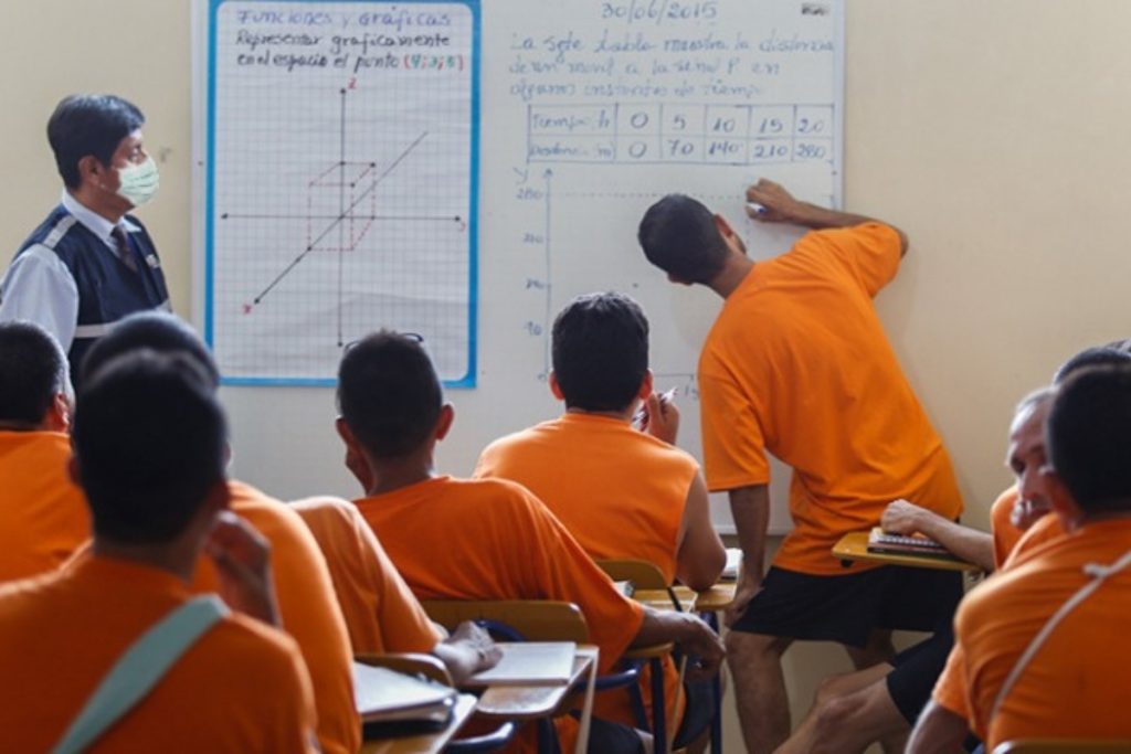 Mileniales y Gen Z se enganchan más a la educación en las cárceles de Ecuador