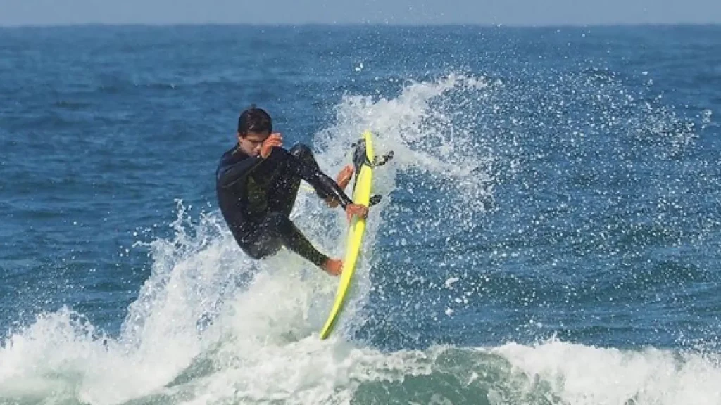 Muere el surfista Lucas Encina a los 24 años Muere el surfista Lucas Encina a los 24 años