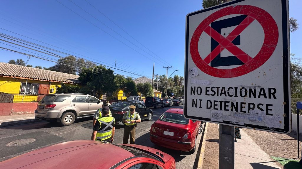 Multan a conductores de vehículos mal estacionados en las cercanías del Hospital Regional de Copiapó