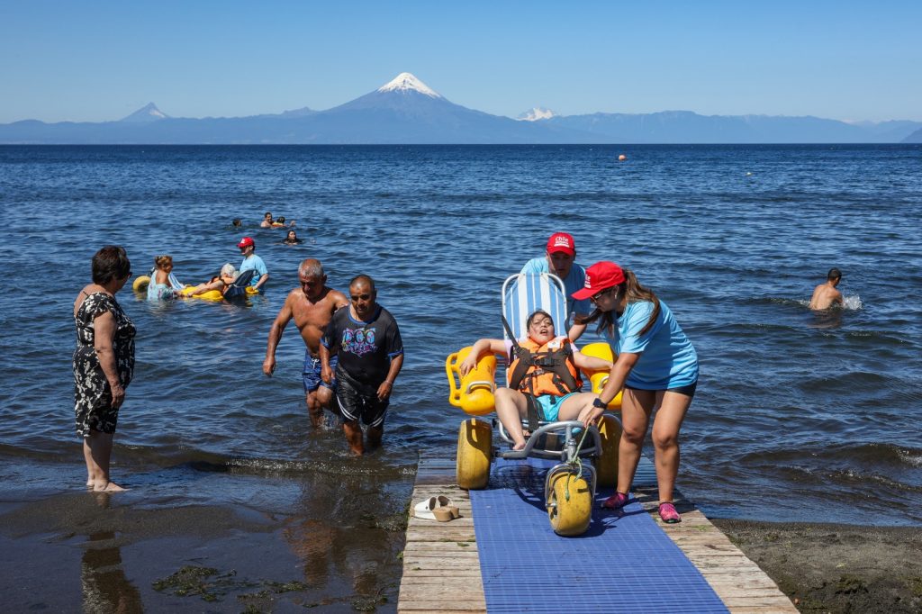 Municipio inaugura punto accesible en la playa de Frutillar