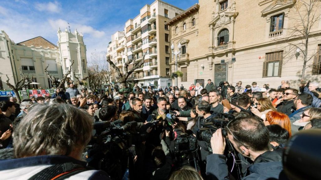 "O está en combatir a la mafia o en intentar un acuerdo con Vox”