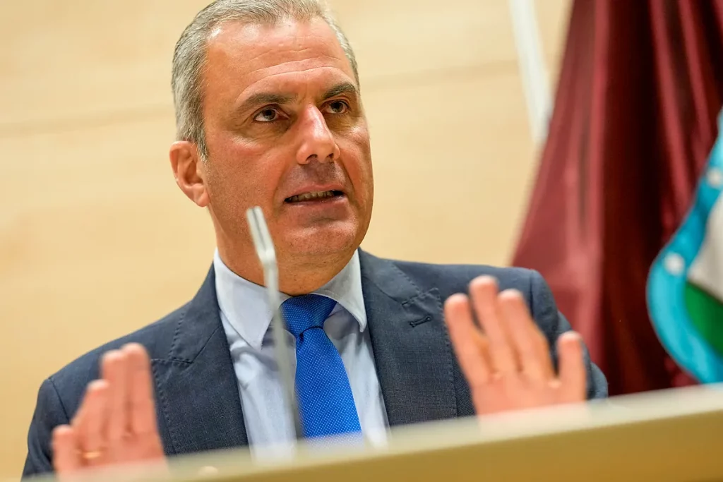 Ortega Smith carga contra la dirección de Vox tras ser relegado: "Votasteis mi cese en 2 minutos, sois un órgano decorativo" Ortega Smith carga contra la dirección de Vox tras ser relegado: "Votasteis mi cese en 2 minutos, sois un órgano decorativo"