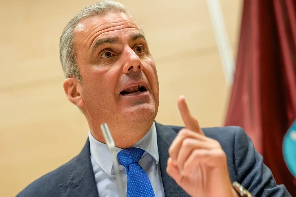 Ortega Smith protagoniza la mayor rebelión contra Abascal en Vox y se aferra a la portavocía en el Ayuntamiento de Madrid