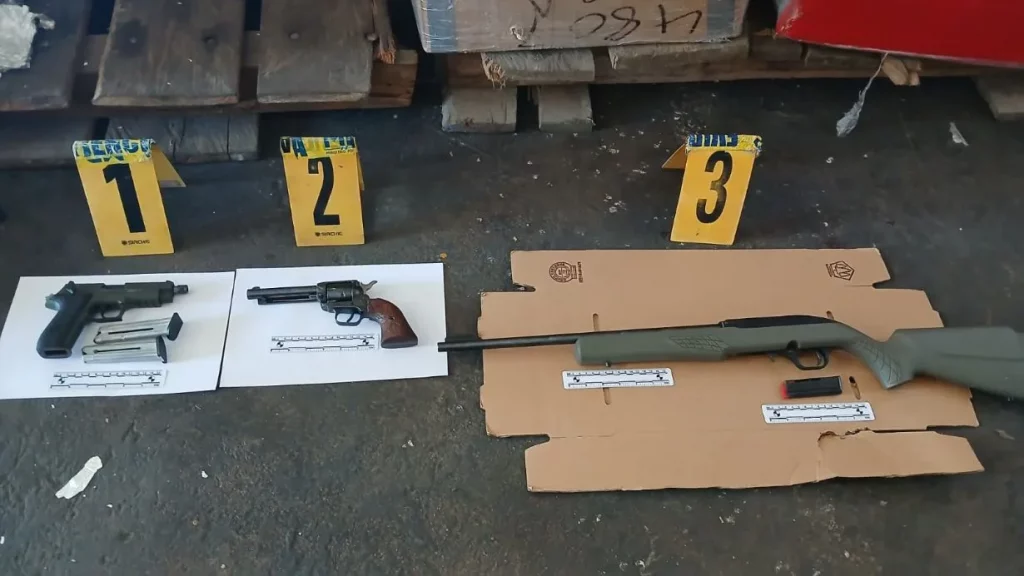 PNC encuentra armas en bodega de Puerto Santo Tomás con destino a Huehuetenango