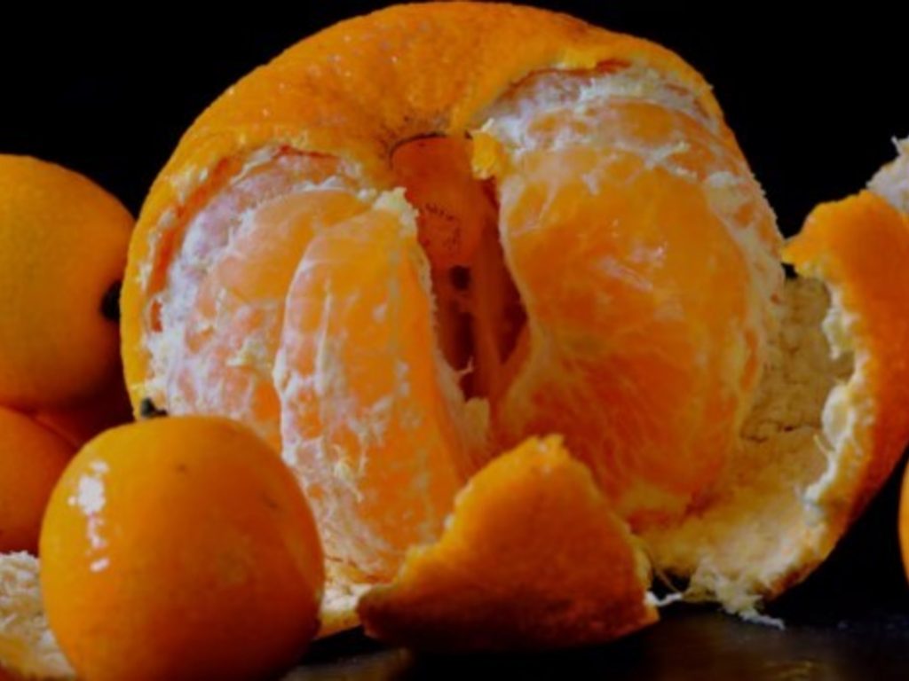 Para qué sirve dejar cáscaras de mandarina cerca de puertas y ventanas, según expertos