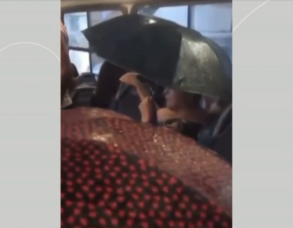 Passageiros abrem guarda-chuva dentro de ônibus por conta de goteiras em Campos dos Goytacazes