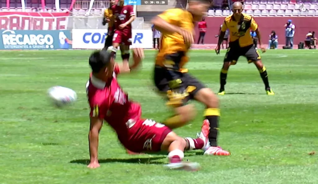 “Pega un planchazo”: El audio del VAR sobre polémica en clásico entre CDLS y Coquimbo Unido “Pega un planchazo”: El audio del VAR sobre polémica en clásico entre CDLS y Coquimbo Unido