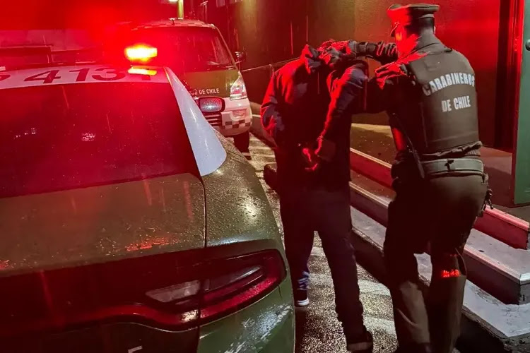 Persecución policial permite detener a cuatro implicados en violento robo a camión repartidor en Copiapó Persecución policial permite detener a cuatro implicados en violento robo a camión repartidor en Copiapó