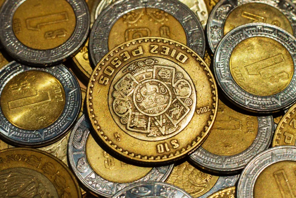 Peso y BMV retroceden previo al anuncio de Banxico • Mercados • Forbes México