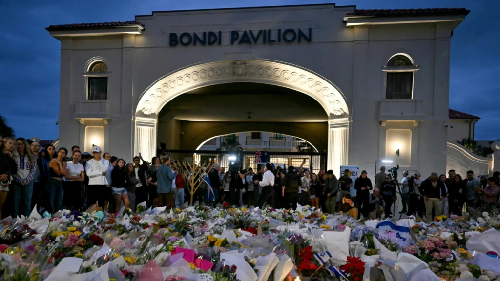 Presunto responsable del ataque en la playa de Bondi comparece ante un tribunal de Sídney, Australia, acusado de 59 cargos por terrorismo y homicidio. Presunto responsable del ataque en la playa de Bondi comparece ante un tribunal de Sídney, Australia, acusado de 59 cargos por terrorismo y homicidio.