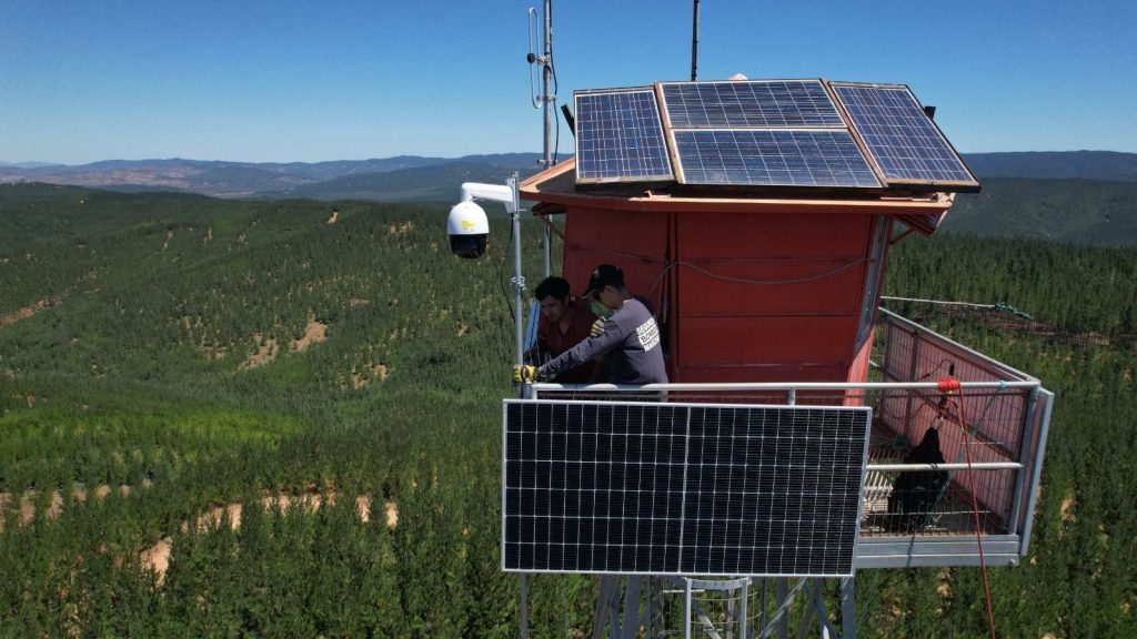 Proyecto Ojos de Águilas junto a Bomberos de Marchigue instalan cámara para la detección temprana de incendios forestales