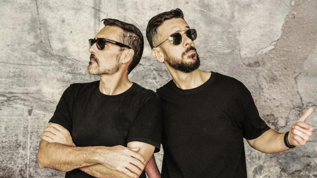 Quienes son los Meconios, el grupo polémico que cierra la campaña del PP en Aragón