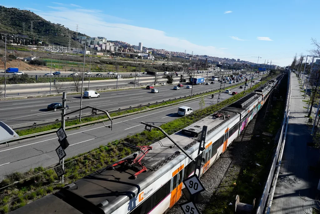 Renfe ya descarta poner fecha al retorno a la normalidad de Rodalies en la tercera semana de caos ferroviario en Cataluña