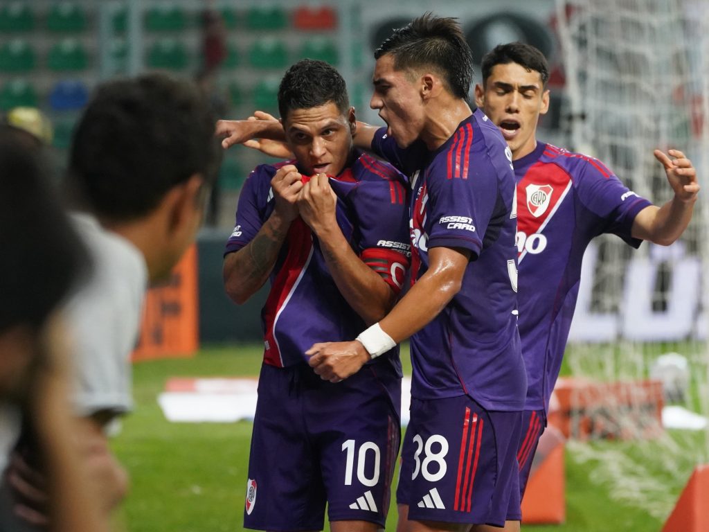 River jugó mal y encontró el bálsamo por un penal agónico de Juanfer Quintero para ganarle a Ciudad de Bolívar por Copa Argentina.