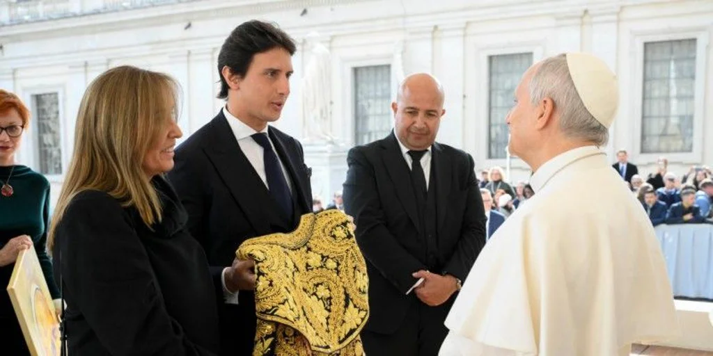 Roca Rey entrega al Papa un capote de paseo Roca Rey entrega al Papa un capote de paseo