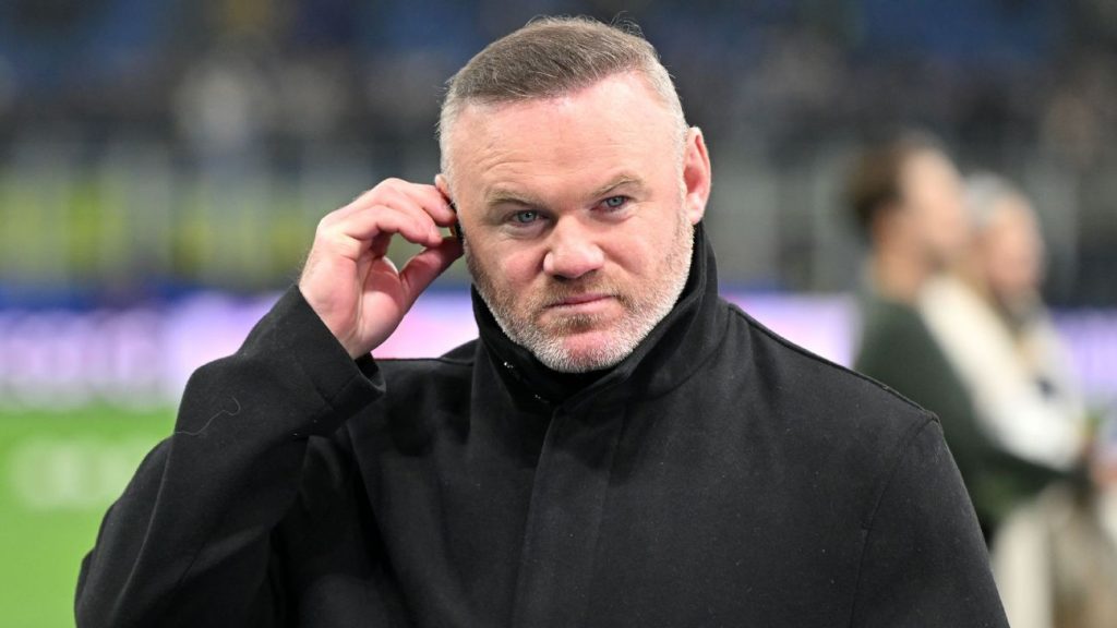 Rooney se revolta com destaque dado a torcedor cabeludo do United: ‘O colocaria do outro lado do país, não aguento mais isso’ Rooney se revolta com destaque dado a torcedor cabeludo do United: 'O colocaria do outro lado do país, não aguento mais isso'