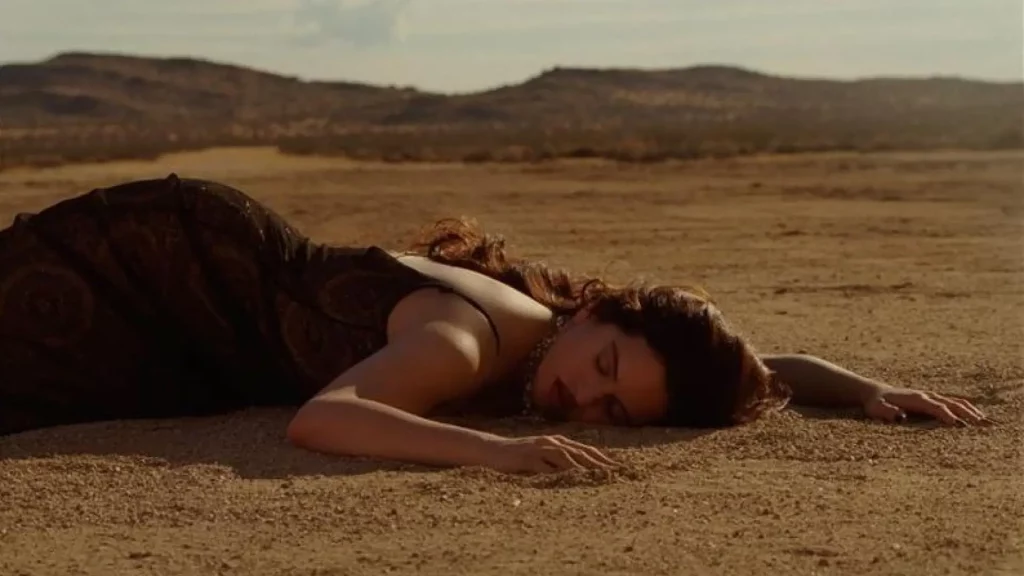 Rosalía canta a una pareja invisible en el videoclip de ‘Sauvignon Blanc’ y lanza dos nuevas versiones de la canción Rosalía canta a una pareja invisible en el videoclip de 'Sauvignon Blanc' y lanza dos nuevas versiones de la canción