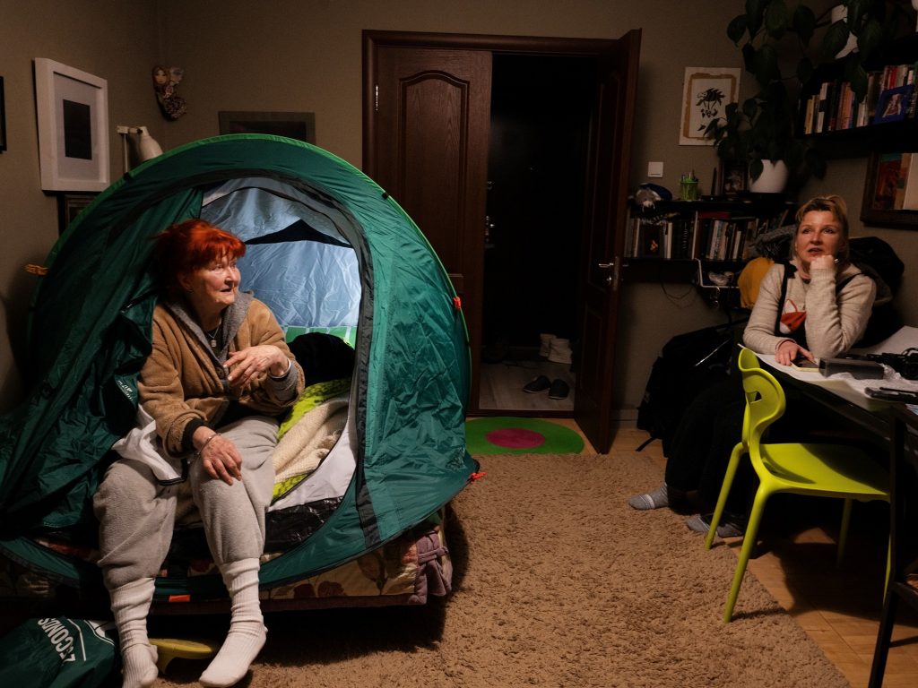 Rusia apagó la calefacción. Así que durmió en una carpa sobre su cama Rusia apagó la calefacción. Así que durmió en una carpa sobre su cama