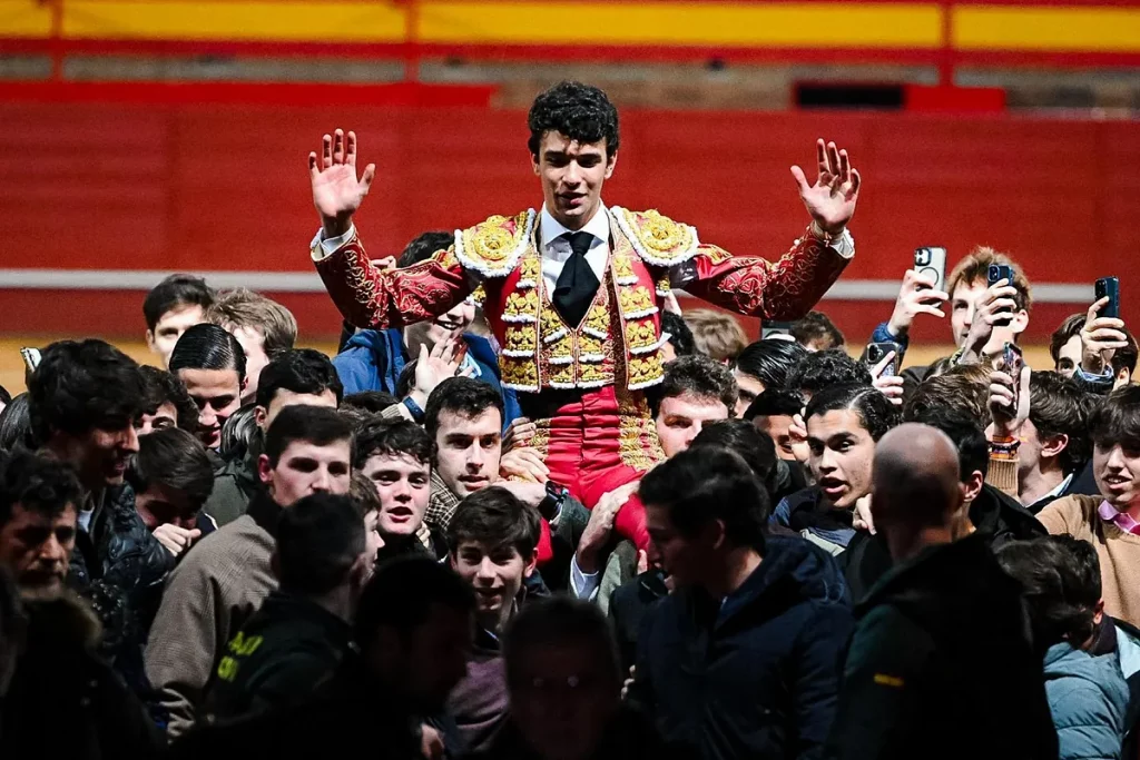 Samuel Castrejón, primer impacto de la temporada: venta a hombros en Valdemorillo con su extraordinario concepto