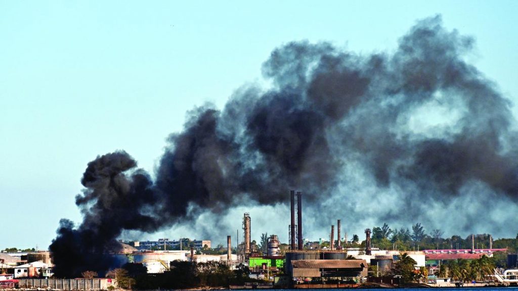 Se incendia refinería en Cuba; en plena crisis de energía