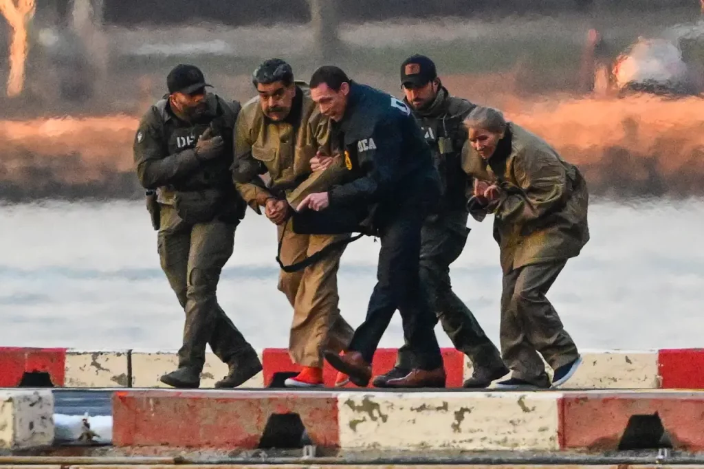 Simulan en México arresto de Trump para exigir la liberación de Maduro • Forbes Política • Forbes México Simulan en México arresto de Trump para exigir la liberación de Maduro • Forbes Política • Forbes México