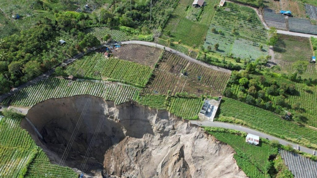 Socavón de 3 hectáreas devora cultivos en Aceh Central (vídeo) Socavón de 3 hectáreas devora cultivos en Aceh Central (vídeo)