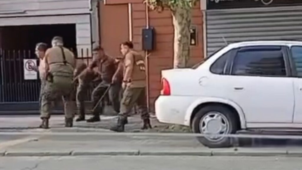 Sujeto fue reducido a balazos tras amenazar con un cuchillo a Carabineros en Cabrero