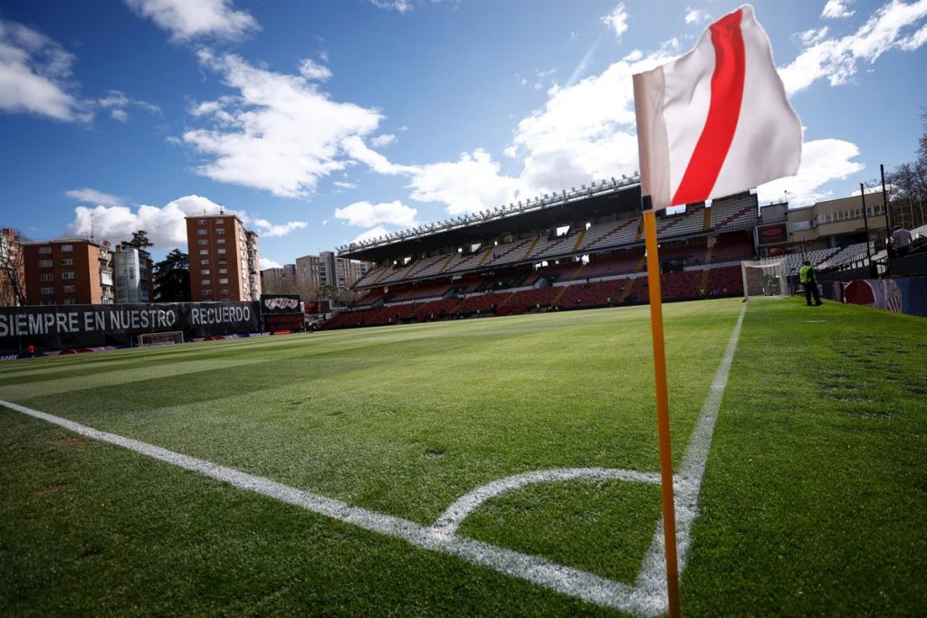Suspendido el Rayo-Oviedo por el mal estado del césped de Vallecas Suspendido el Rayo-Oviedo por el mal estado del césped de Vallecas