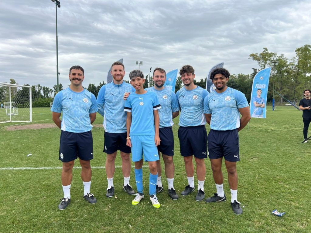 Tiene 14 años, Manchester City lo invitó a entrenarse en Inglaterra y hoy reparte en bicicleta comida hecha por su abuela para cumplir su sueño.