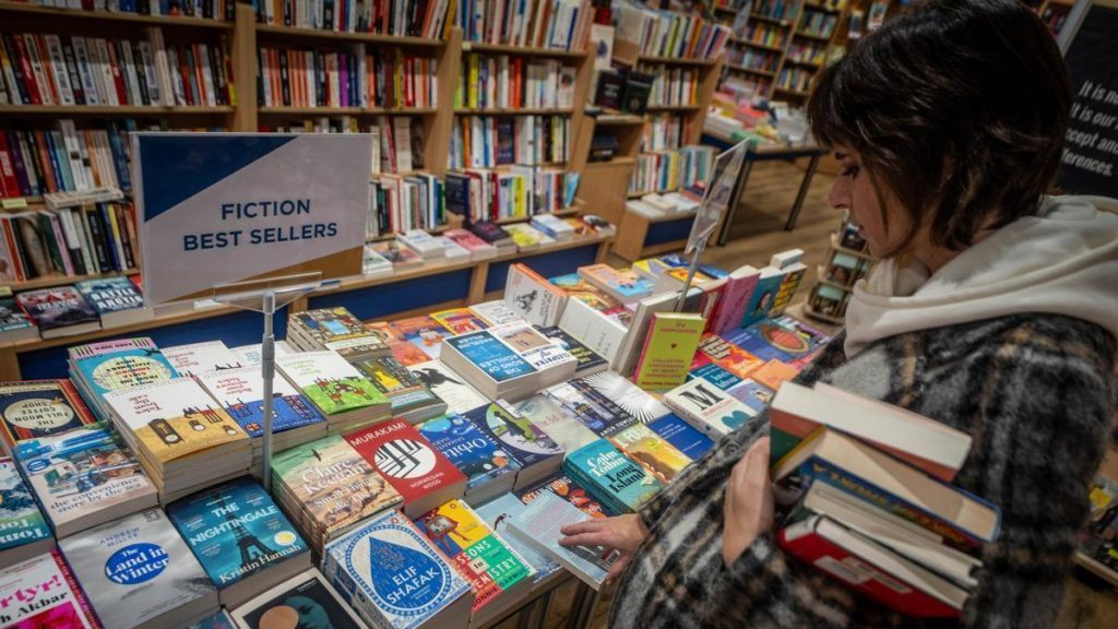 TikTok, la literatura 'young adult' y Sally Rooney propulsan las ventas de libros en inglés en España