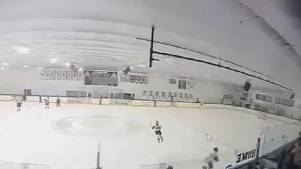 Tiroteo durante partido de hockey escolar en Rhode Island deja al menos dos muertos