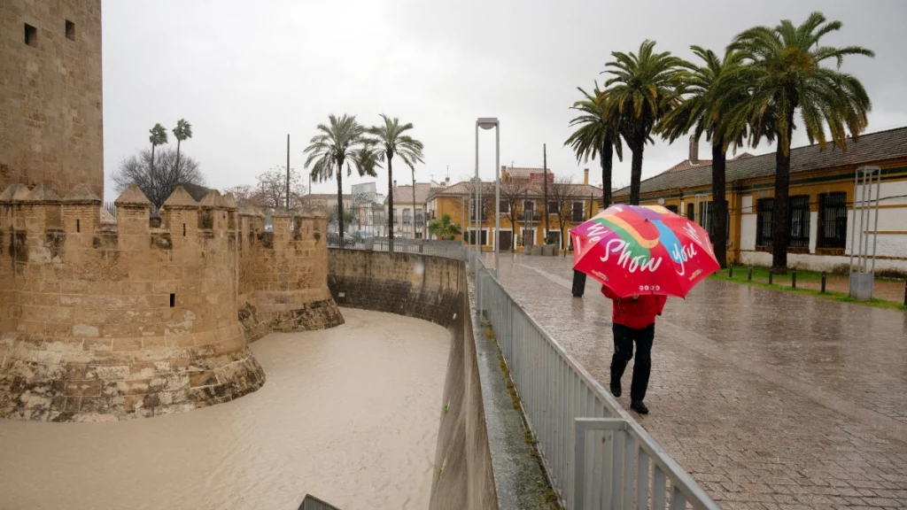 Tormenta Marta golpea España y Portugal, donde más de 1.000 personas fueron evacuadas por las lluvias y los ríos se encuentran al límite Tormenta Marta golpea España y Portugal, donde más de 1.000 personas fueron evacuadas por las lluvias y los ríos se encuentran al límite