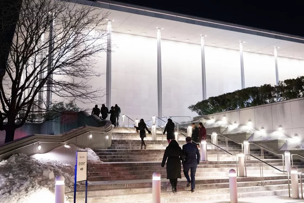 Tras el desplome de asistentes y la retirada de artistas, Trump anuncia el cierre por dos años del Kennedy Center de Washington