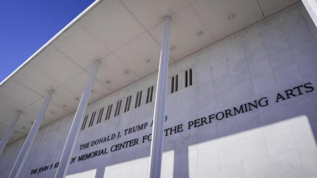 Trump afirma que la remodelación del Kennedy Center costará unos 200 mdd y "no será derribado"