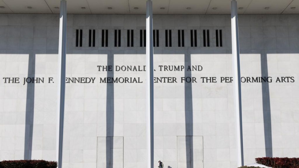 Trump cierra el Kennedy Center para reconstruirlo a su imagen Trump cierra el Kennedy Center para reconstruirlo a su imagen