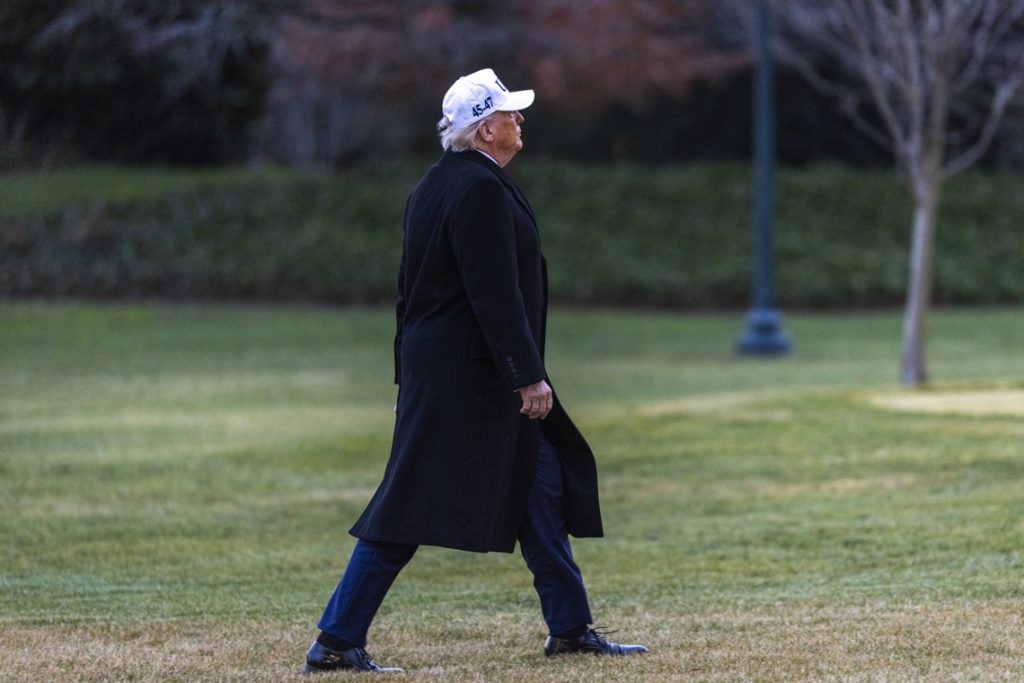 Trump dice que “están empezando a hablar con Cuba” mientras intensifica la presión económica sobre la isla