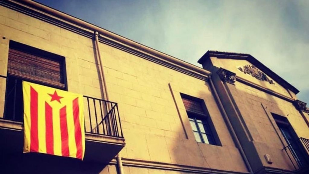 Un juez obliga a Verges a colocar la bandera española en el exterior del edificio consistorio.