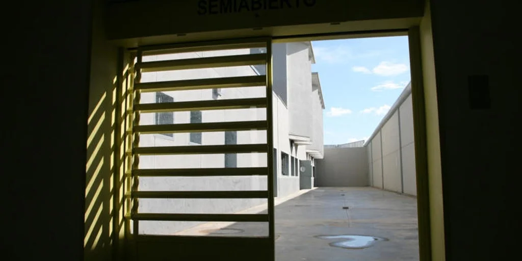 Un motín iniciado por varios internos de un centro de menores de Zaragoza acaba con 9 policías heridos y 11 detenidos. Un motín iniciado por varios internos de un centro de menores de Zaragoza acaba con 9 policías heridos y 11 detenidos.