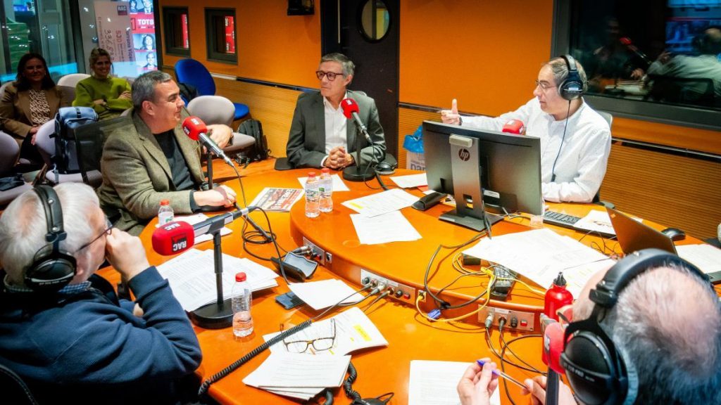 Una fiel compañera por Màrius Carol Una fiel compañera por Màrius Carol