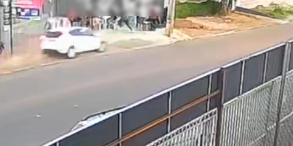 VÍDEO: carro conduzido por motorista bêbado invade calçada e atropela clientes de distribuidora, no Paraná VÍDEO: carro conduzido por motorista bêbado invade calçada e atropela clientes de distribuidora, no Paraná
